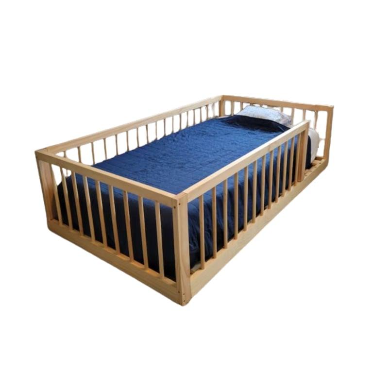 Montessori Tyke N Tots Queen Size Vloerbed Ruw Grenen met hek