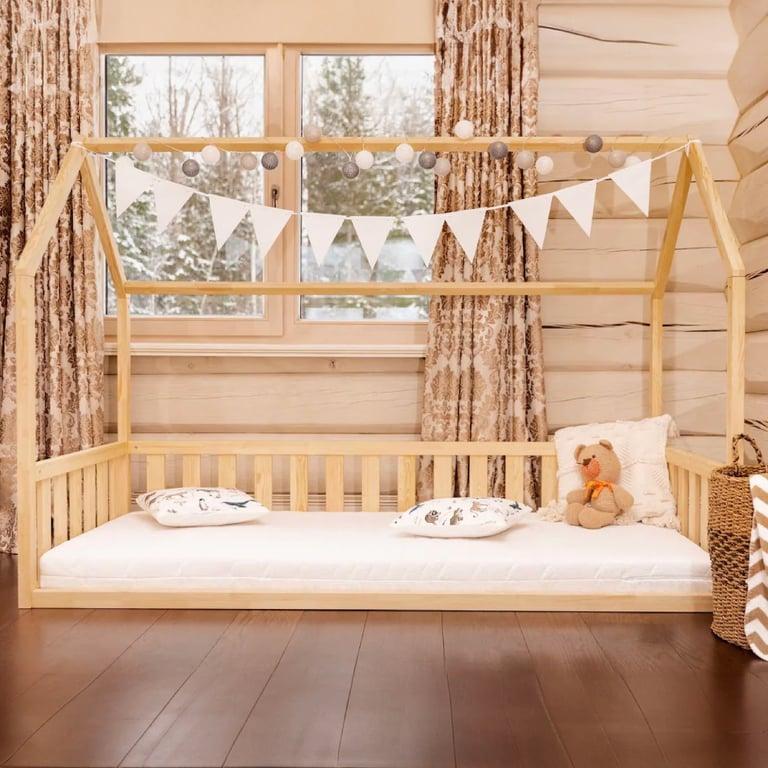 Montessori Roomix Peuterhuis Vloerbed 160 x 90 cm Met Naturel Houten Afwerking, Volledig Open Voorkant en 41 cm Hoogtebarrière