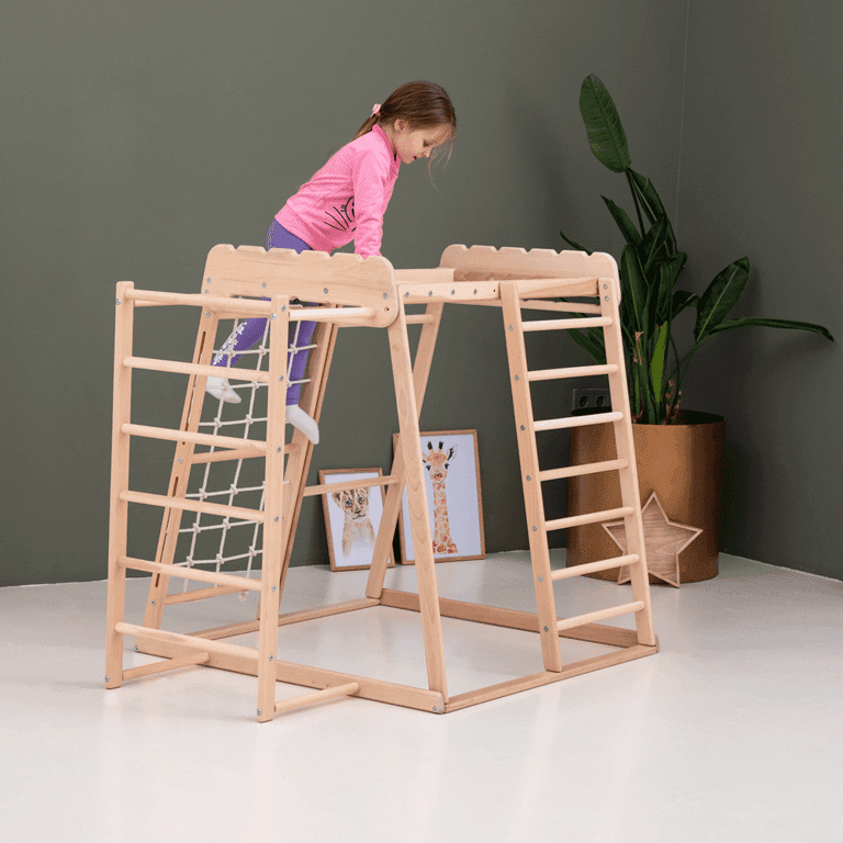 Montessori Wood and Hearts Indoor Jungle Gym met Trapeze en Ladder