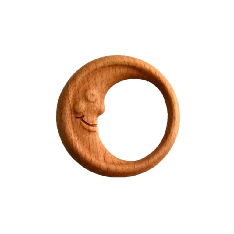 Montessori PoppyBabyCo Wooden Rattle Teether Maan Bijtring